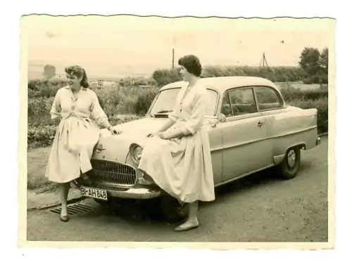 Foto Opel Olympia Rekord mit zwei hübschen Mädchen, 12182