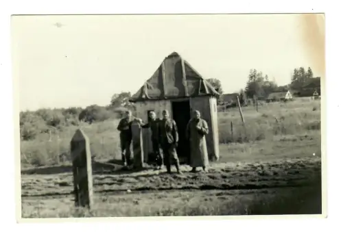 WW2, 2. WK, Foto Wehrmacht Russland, Soldatengruppe vor russischer Hütte, 11978