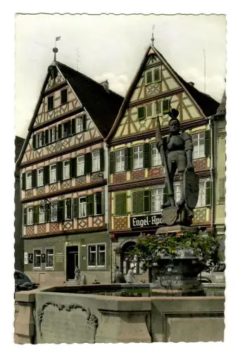 AK Bad Mergentheim, Milchlingsbrunnen mit Hotel Straußen, 11367