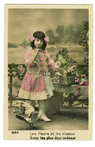 AK  Grußkarte, Kleines Mädchen mit Blumen und Taube, koloriert, 20015