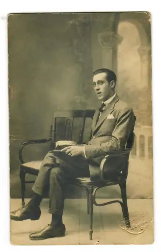 Foto AK, Porträt eleganter Mann im Anzug auf einer Bank, 1922  Madrid, 12008