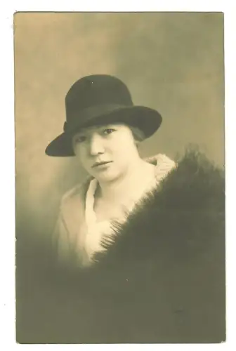 Foto AK, Porträt elegante junge Dame mit Hut, W. Gerhauser, Rossbach , 12006