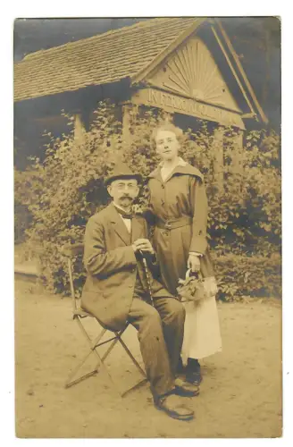 Foto AK, elegantes Paar im Park, 12011