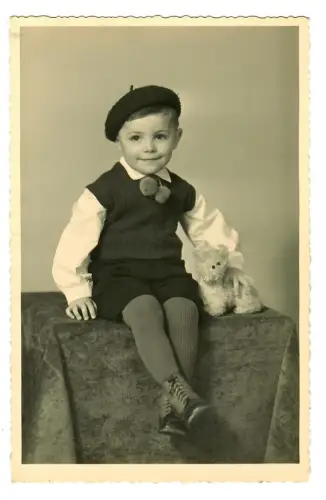 Foto AK, Porträt Knabe mit Baskenmütze und Plüschhund, G. Carle, Triberg 12010