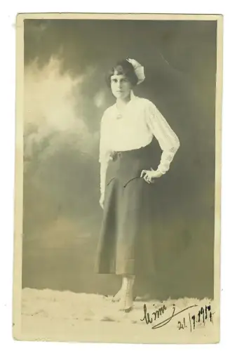 Foto AK, Porträt  junge Frau  in zeitgenössischer Kleidung 1917 in Prag , 12004