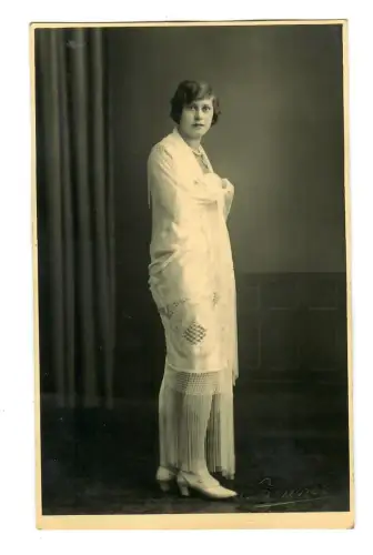 Foto AK, Porträt junge Frau im Kleid, Zimmer, Schönbach , 12005