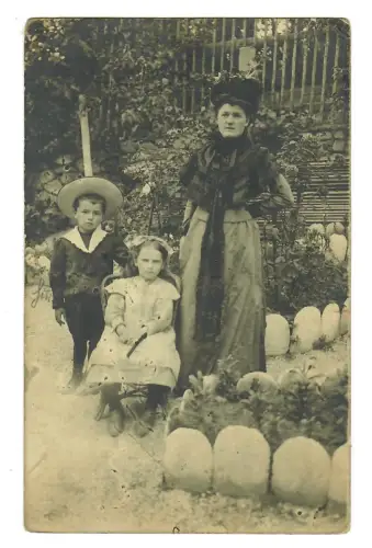 Foto AK, elegante Dame mit Mädchen und Knaben im Garten, 12012