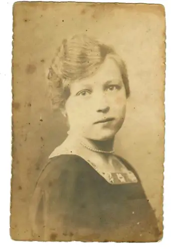 Foto AK, Porträt Hübsche junge Fraue mit Perlenkette , 6062