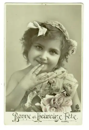 AK Glückwünsche, Kleines Mädchen mit Rosen, 20027