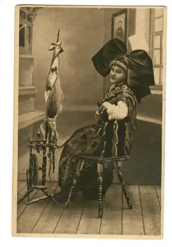 AK Dame, Elsässerin, traditioneller Tracht, am Spinnrad, 20214