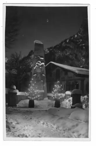 AK Oberammergau, Haus mit leuchtenden Weihnachtsbäumen , 11106