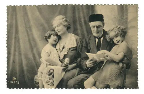 Foto AK Familie Gruppenbild, Großeltern und Enkeltöchter, 20108