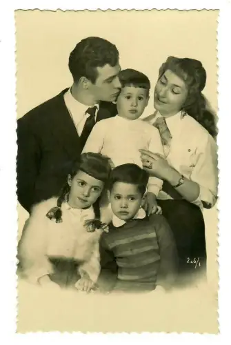 AK Fotopostkarte,  Familie, Vater, Mutter, Söhne und Tochter, 20077