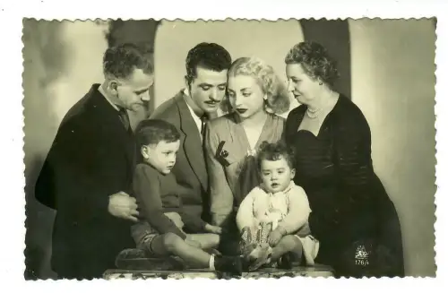 AK Fotopostkarte Familie: Großeltern, Eltern mit kleinen Kindern, 20080