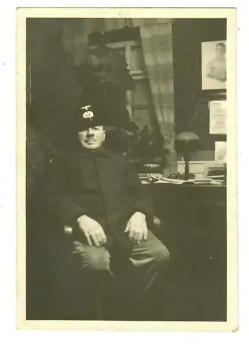 2. WK, Foto,  Soldat in Uniform am Schreibtisch, 6026