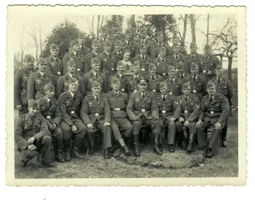 WW2, 2.WK, Orig. Foto Wehrmacht, Luftwaffe, Soldatengruppe mit Offizier, 6047