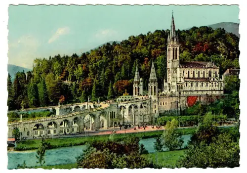 AK Lourdes, la Basilique et leCalvaire, 10690