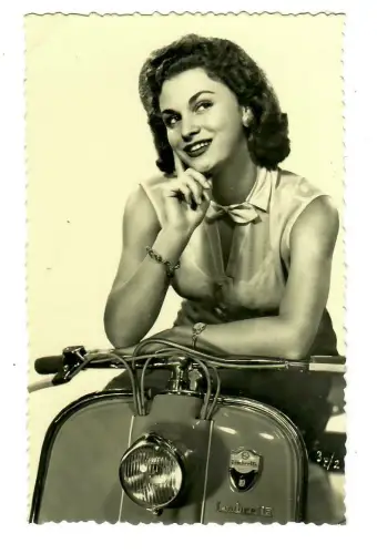 Foto AK, Frau auf Lambretta, Dolce Vita, 20071