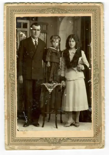 Foto AK, Familienportrait  Kind im Matrosenanzug, 6027