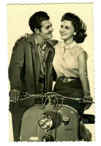 Foto AK Verliebtes Pärchen mit Mofa, 50er Jahre, 20068