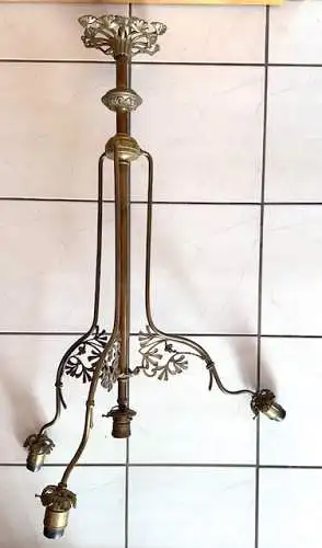 Kronleuchter, 4-armig: Schmuckstück für Räume mit Salonhöhe