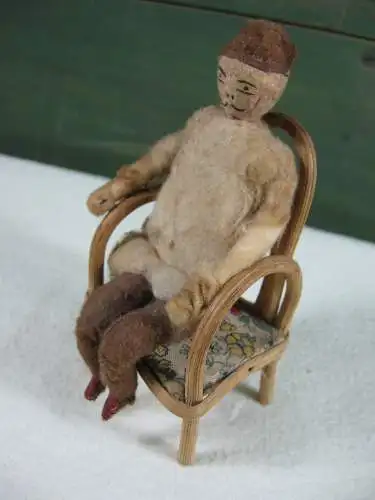 Puppe für Puppenstube mit Sessel