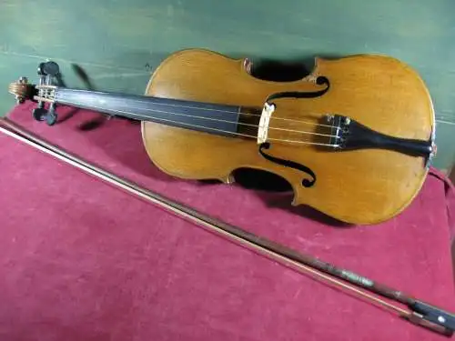 Geige mit Geigenbogen