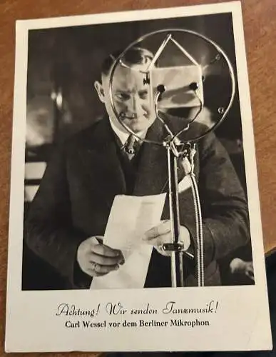 Carl Wessel vor dem Berliner Mikrophon - Achtung! Wir senden Tanzmusik! (1930er Jahre)