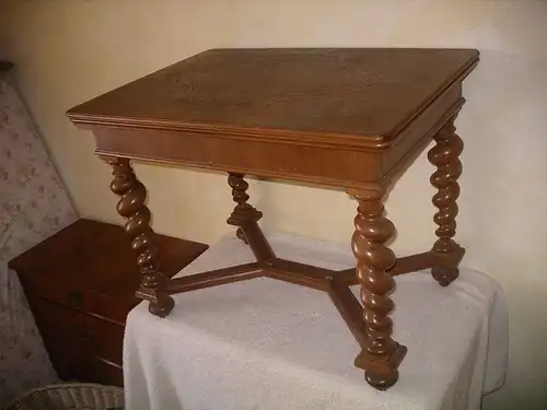 Tisch, ausziehbar

Meiner Meinung nach wahrscheinlich norddeutsch, angelehnt an flämischen Barock

