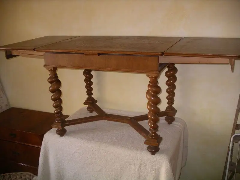 Tisch, ausziehbar

Meiner Meinung nach wahrscheinlich norddeutsch, angelehnt an flämischen Barock

 2