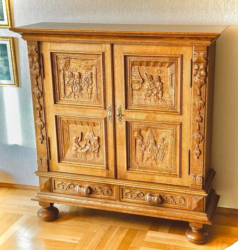 Prunkvoller Historismus-Schrank mit Schnitzreliefs