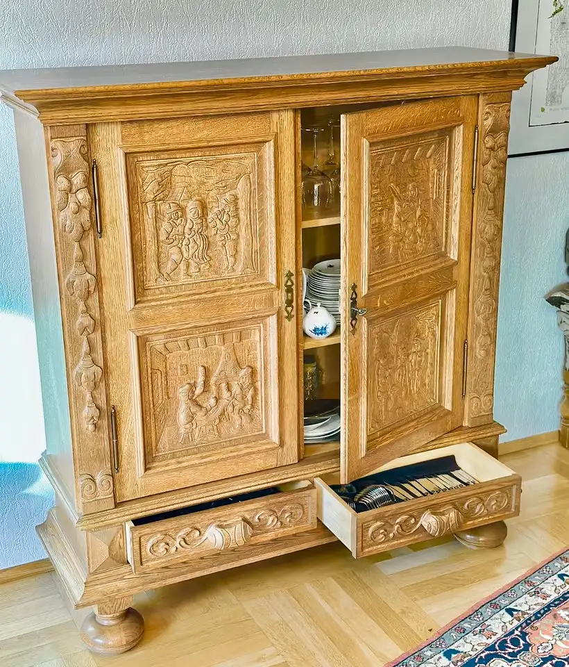 Prunkvoller Historismus-Schrank mit Schnitzreliefs 1