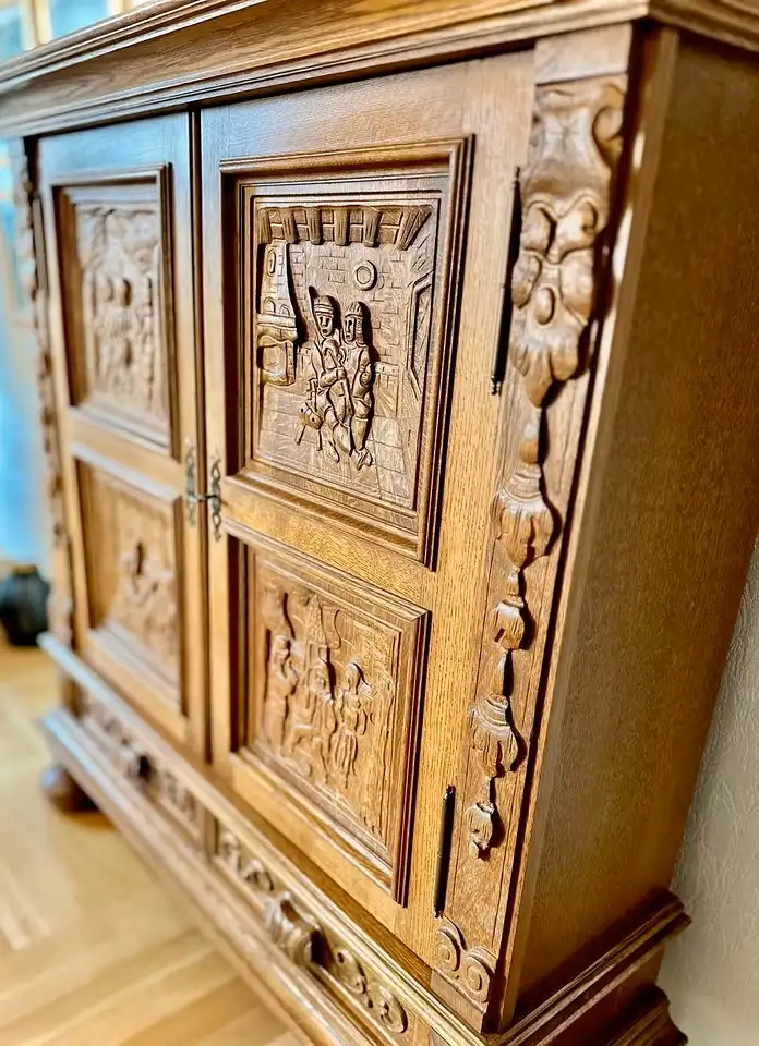 Prunkvoller Historismus-Schrank mit Schnitzreliefs 2