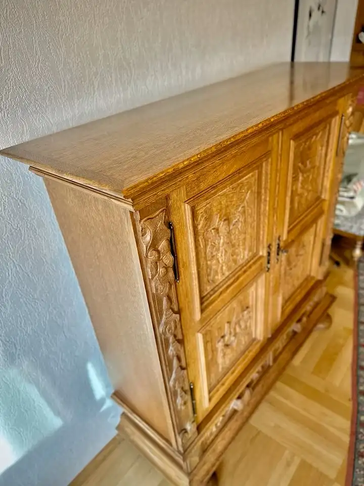 Prunkvoller Historismus-Schrank mit Schnitzreliefs 3