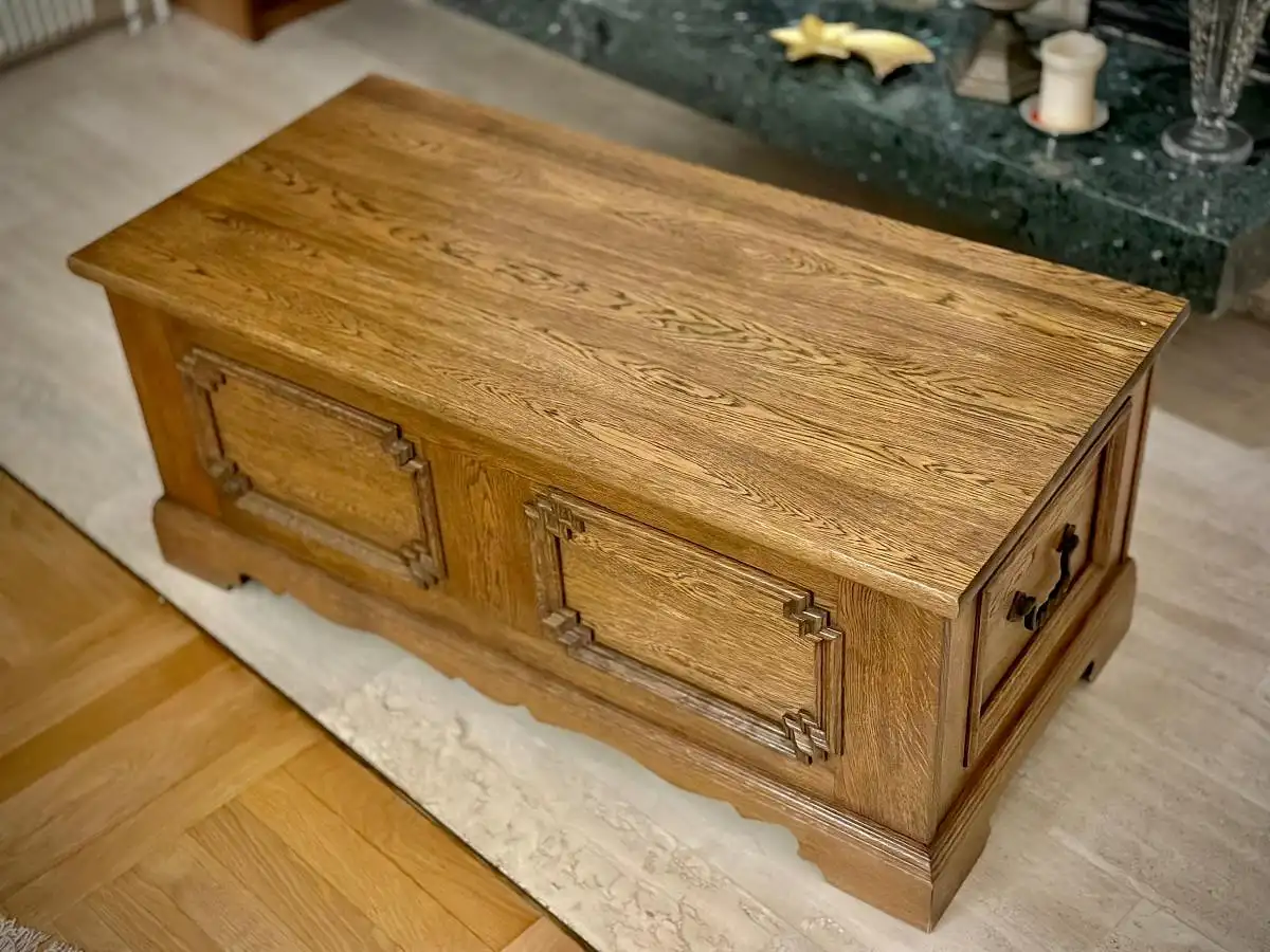 Eichen-Flachdeckeltruhe im Landhausstil