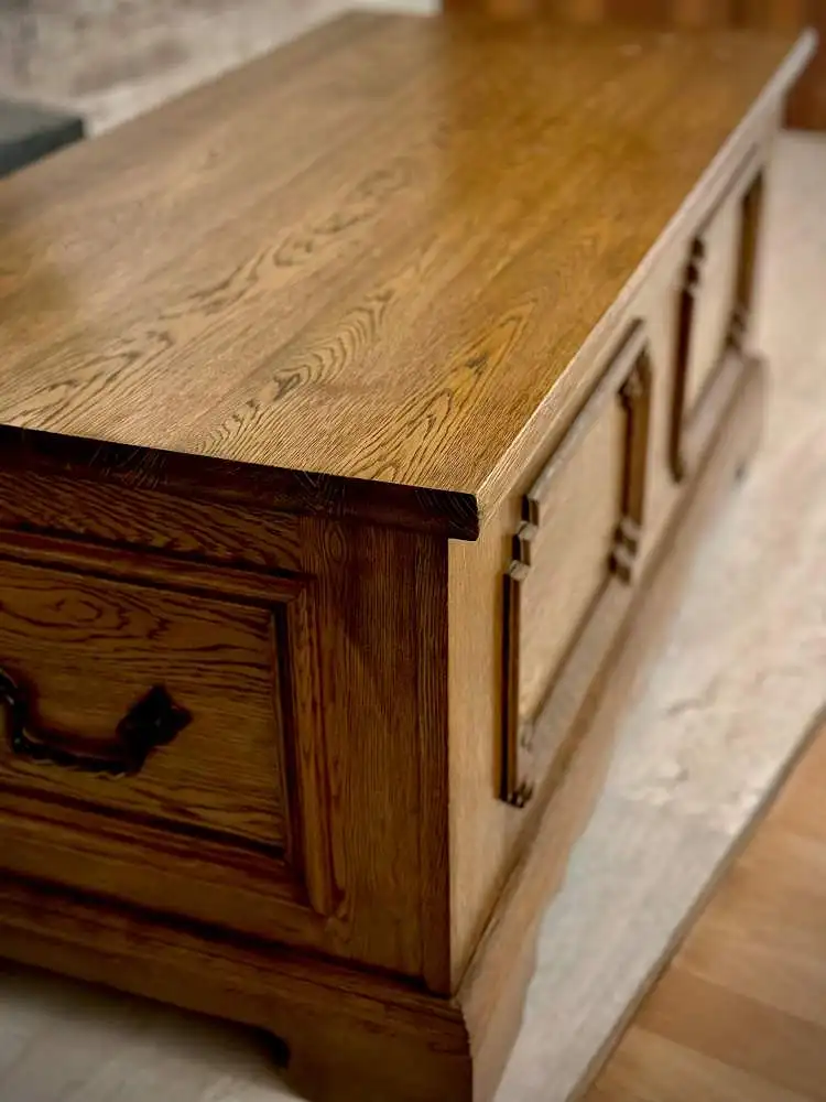 Eichen-Flachdeckeltruhe im Landhausstil 1