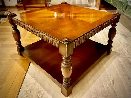 Repräsentativer Couchtisch im klassischen Stil