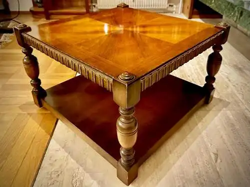 Repräsentativer Couchtisch im klassischen Stil