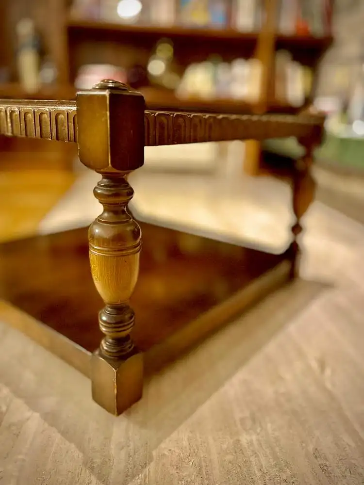 Repräsentativer Couchtisch im klassischen Stil 1