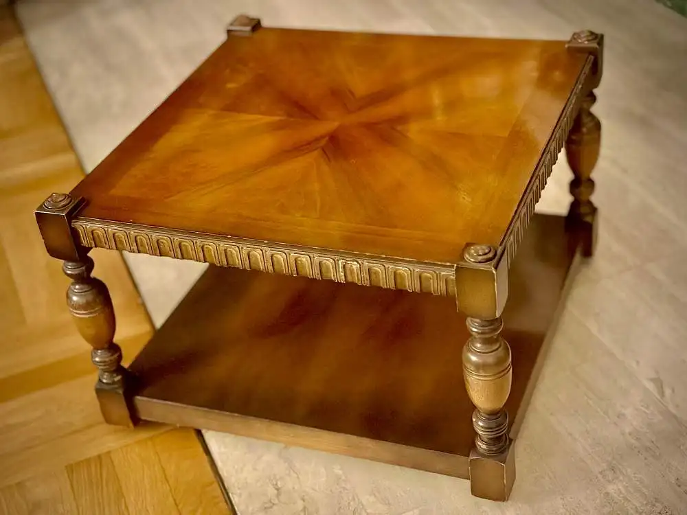 Repräsentativer Couchtisch im klassischen Stil 2