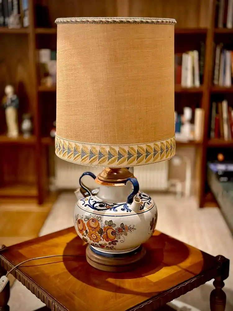 Charmante Tischlampe mit handbemaltem Keramik-Krug-Fuß 0