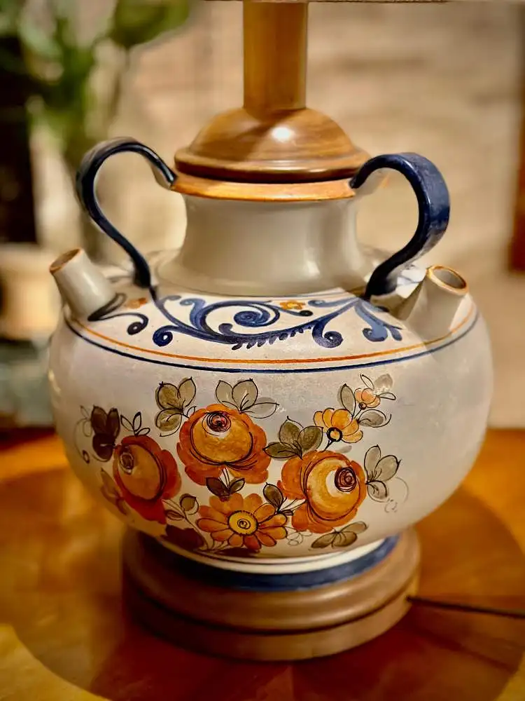 Charmante Tischlampe mit handbemaltem Keramik-Krug-Fuß 1