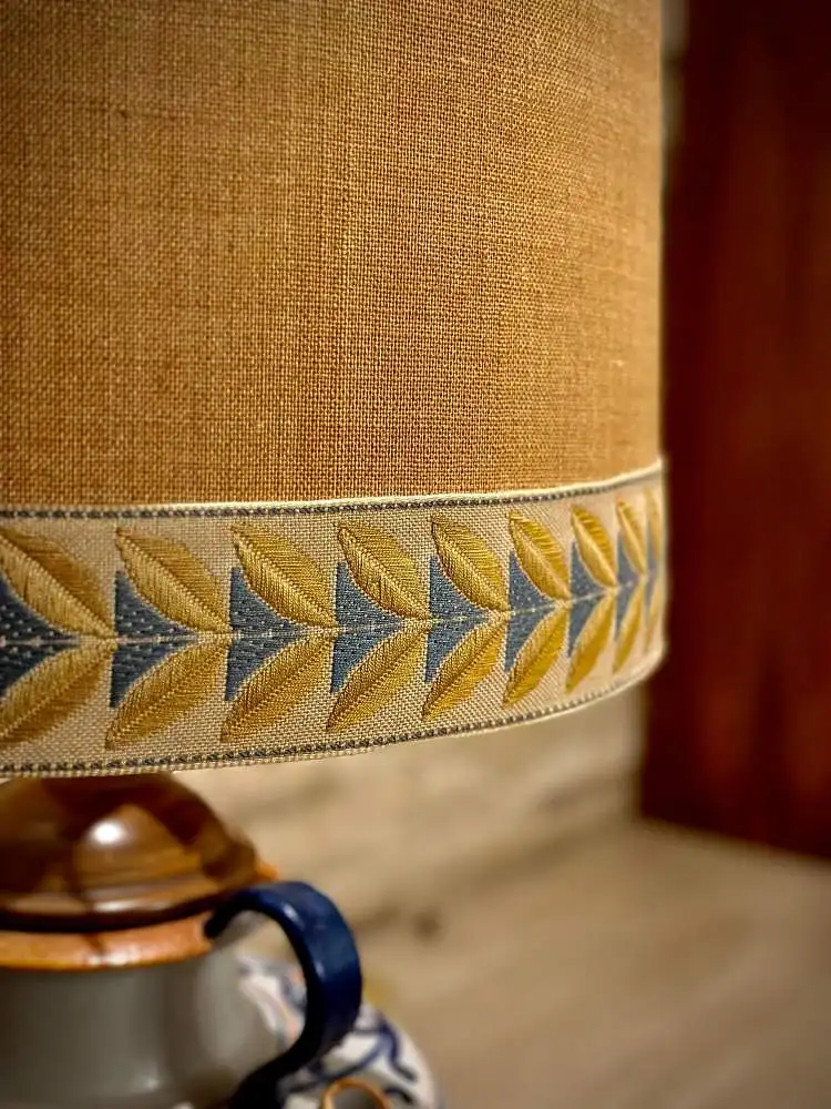 Charmante Tischlampe mit handbemaltem Keramik-Krug-Fuß 2