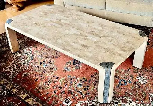 Eleganter Couchtisch mit Tessellat-Marmoroberfläche im zeitlosen Design