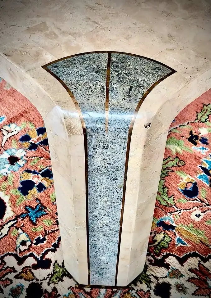 Eleganter Couchtisch mit Tessellat-Marmoroberfläche im zeitlosen Design 1