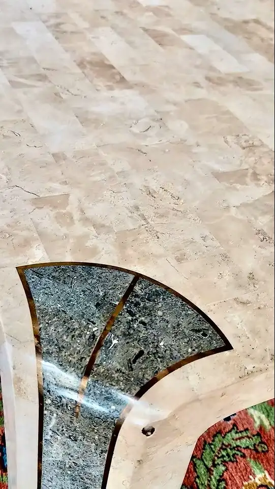 Eleganter Couchtisch mit Tessellat-Marmoroberfläche im zeitlosen Design 2