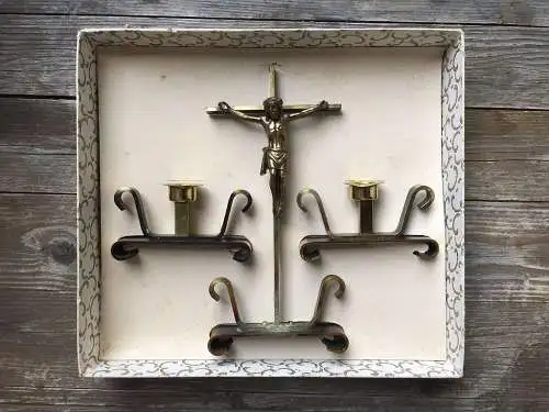 Altar Jesus am Kreuz mit Kerzenhaltern Vintage Hausaltar 