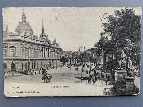 [Echtfotokarte schwarz/weiß] Berlin - Platz am Zeughaus. 