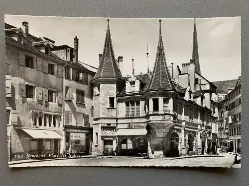 [Echtfotokarte schwarz/weiß] Neuchatel, Place des Halles. 