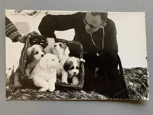 [Echtfotokarte schwarz/weiß] A l´Hospice du Grand-Saint-Bernhard. 